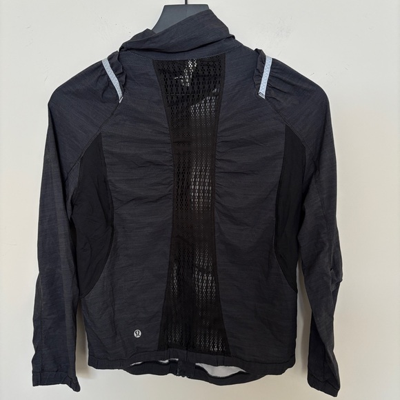 Lululemon Run Nada Jacket 6 Navy Black Cropped Mesh Reflective Jacket - Picture 3 of 3